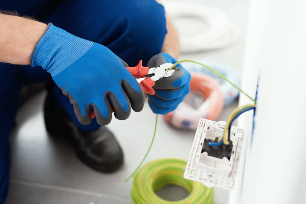 Électricien à Beautiran réalisant une installation électrique conforme aux normes
