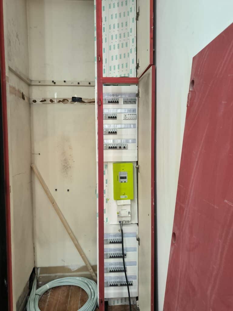 Installation d’un tableau électrique et compteur Linky dans un local technique à Beautiran