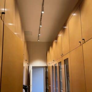 Installation d’éclairage intérieur avec spots LED sur rail dans un couloir avec rangements – Electricité Générale Patrick Peisse à Beautiran