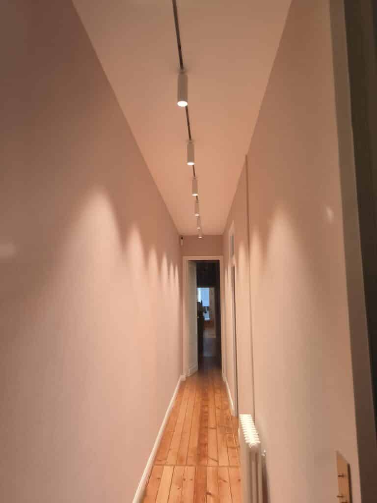 Pose de spots LED encastrés sur rail dans un couloir résidentiel – éclairage fonctionnel et esthétique à Beautiran