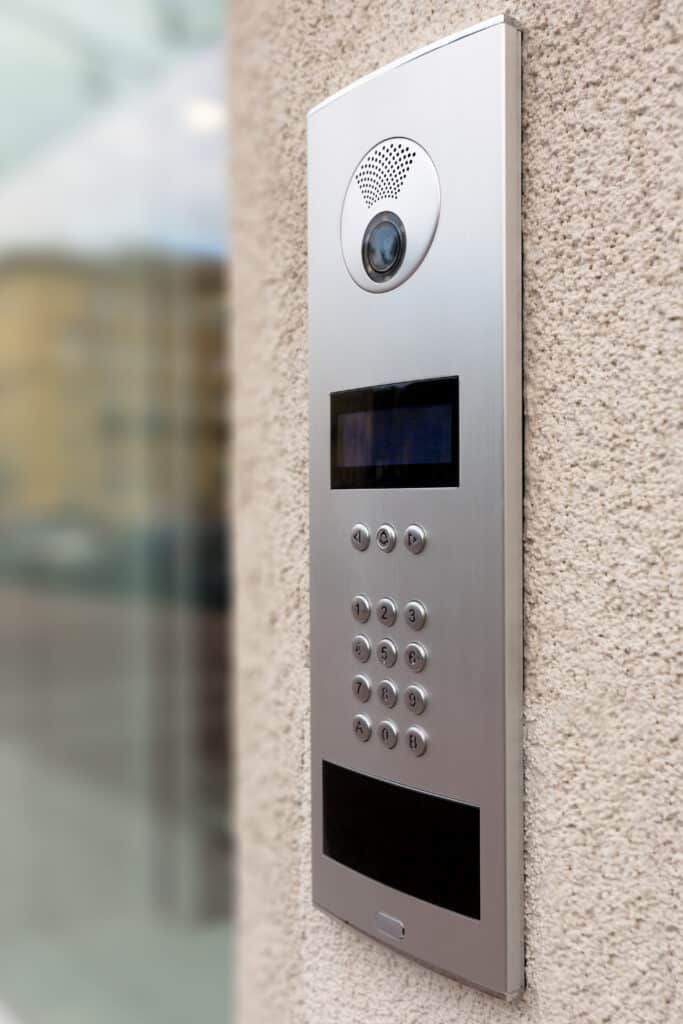 Interphone vidéo haut de gamme installé sur mur moderne par électricien à Beautiran